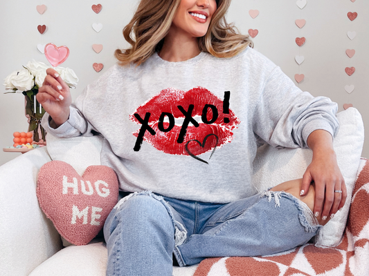 XOXO LIP RETRO VALENTINE CREWNECK SWEATSHIRT